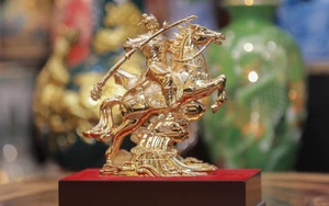 Linh vật ngựa dát vàng Kiêu Kỵ 'hút hàng' dịp Tết Bính Ngọ 2026