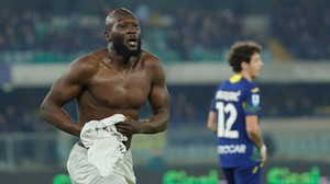 Romelu Lukaku ghi bàn sau 281 ngày: 'Big Rom' đã trở lại, giải cứu Napoli