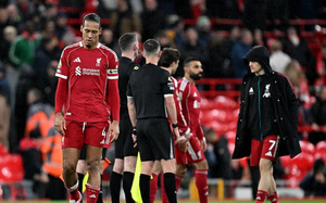 Liverpool bị chỉ trích là 'nhà vô địch tệ hại' sau trận hòa Tottenham