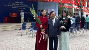 Kỷ niệm 39 năm ngày cưới đúng Ngày hội non sông: Vợ chồng Nhạc sĩ Đỗ Hồng Quân - NSƯT Chiều Xuân cùng con gái đi bầu cử