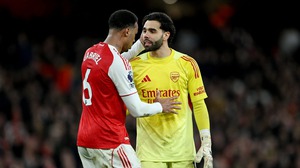 Arsenal lại hơn Man City 5 điểm: Xấu xí cũng được, quan trọng là vô địch!