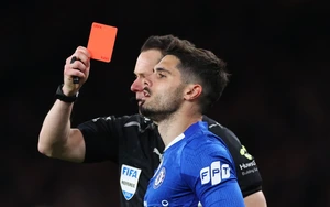 Nhận quá nhiều thẻ đỏ, HLV Chelsea tuyên bố 'phũ' với học trò