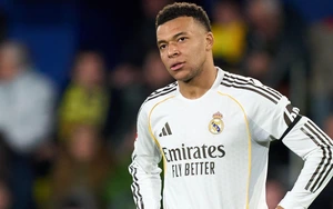 Real Madrid bị cáo buộc khám nhầm... chân cho Mbappe