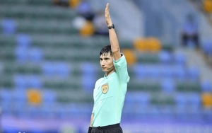 Rút thẻ đỏ với cầu thủ U23 Trung Quốc, trọng tài từng giành Còi bạc bị CĐV chỉ trích