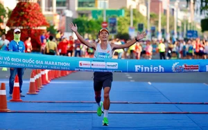 Hoàng Nguyên Thanh lập kỷ lục ở Tiền Phong Marathon, Trung Cường vô đối cự ly half marathon
