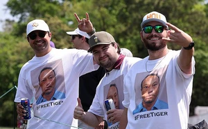 Ảnh chụp chân dung của Tiger Woods tại đồn cảnh sát gây sốt