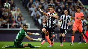 Newcastle - Barcelona: Hót vang lên, Chích chòe!