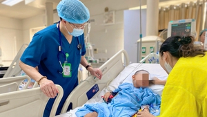 Cứu sống bé trai 5 tuổi trong vụ xe khách lao xuống vực ở Tam Đảo