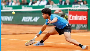 Carlos Alcaraz rút lui khỏi Barcelona Open: 'Canh bạc đất nện' sớm phát tín hiệu rủi ro