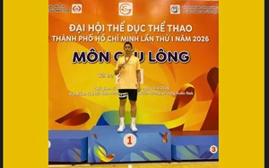 Tay vợt Nguyễn Tiến Minh vô địch cầu lông ở tuổi 43 sau khi đối thủ bỏ cuộc