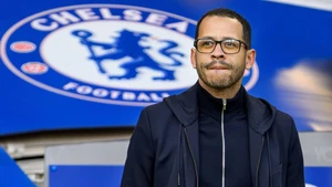 Cà phê đầu tuần: Rosenior dẫn dắt Chelsea như “HLV online”