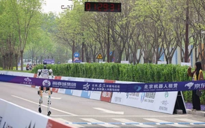 Robot hình người lập kỷ lục tại giải chạy bán marathon ở Trung Quốc