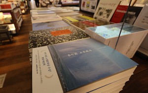 Tiểu thuyết của nhà văn Hàn Quốc đầu tiên đoạt giải Nobel thống lĩnh bảng xếp hạng sách bán chạy