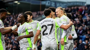 Đá đủng đỉnh, Man City vẫn rộng cửa “ăn ba”