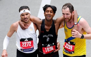 Khoảnh khắc lay động tại Boston Marathon: Hai VĐV hy sinh thành tích để dìu đối thủ về đích