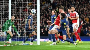 Arsenal trừng phạt Atletico bằng bóng chết