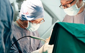 Bị bạn học lén đặt bút dưới chỗ ngồi, nam sinh 12 tuổi tổn thương vùng kín nghiêm trọng