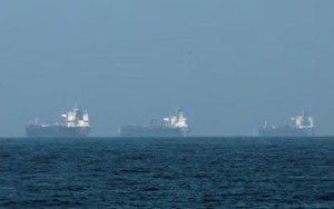 Iran cho phép tàu hàng thiết yếu qua eo biển Hormuz