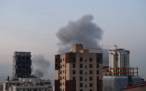 Mỹ và Israel tấn công trung tâm hóa dầu của Iran