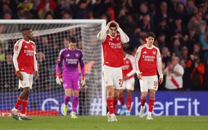 Arsenal có thể phải nhờ sự trợ giúp từ Chelsea để vô địch Ngoại hạng Anh