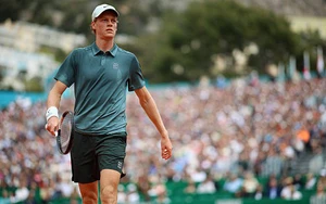 Jannik Sinner tiết lộ mục tiêu lớn nhất sau khi sánh ngang thành tích đặc biệt của huyền thoại Federer