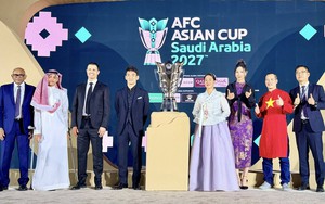 Áo dài cờ đỏ sao vàng của Việt Nam gây chú ý tại lễ bốc thăm Asian Cup 2027