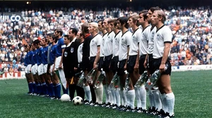 Chuyện World Cup ngày xưa: 30 phút điên rồ & tấm bia vinh danh trận bán kết