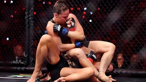 Kiều nữ MMA hạ gục đối thủ sau… 17 giây