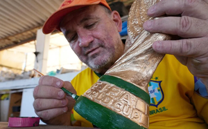 Nghệ nhân hơn 30 năm miệt mài chế tác cúp vàng World Cup