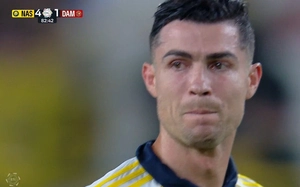 CẬN CẢNH Ronaldo bật khóc sau khi lập cú đúp trong ngày Al Nassr đăng quang Saudi Pro League