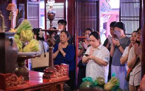 Sĩ tử đội nắng đến Văn Miếu - Quốc Tử Giám cầu may trước kỳ thi quan trọng