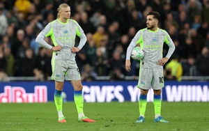 CĐV Arsenal châm chọc Guardiola khi Man City mất quyền tự quyết trong cuộc đua vô địch