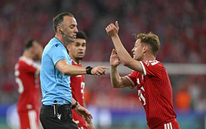 Kimmich la hét dữ dội vào mặt trọng tài khi Bayern bị loại khỏi Champions League