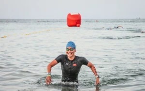 "Tiểu tiên cá" Ánh Viên chinh phục thử thách khắc nghiệt tại IRONMAN 70.3 Đà Nẵng 2026