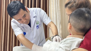 Nối thành công bàn tay gần đứt rời cho bé trai 22 tháng tuổi