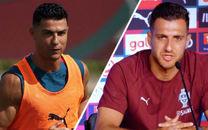 Dalot bảo vệ Ronaldo: 'Còn khoác áo Bồ Đào Nha, anh ấy còn thi đấu'