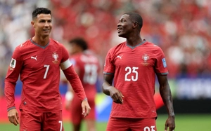 Ronaldo tiết lộ nhường đàn em đá phạt để lừa thủ môn, được Henry khen ngợi về 'tinh thần đồng đội'