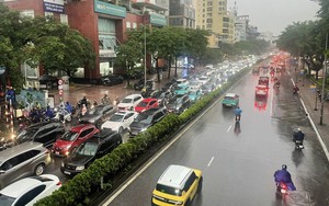 Đề phòng các hình thái thời tiết nguy hiểm trên đất liền và trên biển