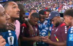 Khoảnh khắc World Cup 2026: Cầu thủ Cape Verde vây quanh chiếc điện thoại chờ phép màu, rồi vỡ òa với kỳ tích