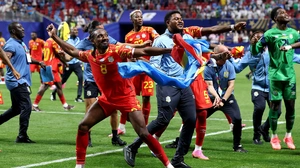 Đoản khúc World Cup: Hãy nắm lấy tay tôi, chỉ cho tôi con đường…