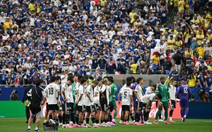 HLV và cầu thủ Nhật Bản cúi đầu xin lỗi người hâm mộ sau khi gục ngã trước Brazil ở World Cup 2026
