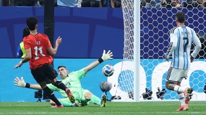 Argentina phòng ngự kém vì... Messi
