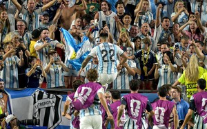 Báo Pháp: Tiền đạo Argentina thoát thẻ đỏ ở cuối trận thắng Thụy Sĩ