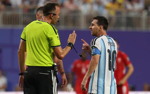 Messi chỉ mặt, to tiếng với trọng tài trong trận đấu với Thụy Sỹ vì bức xúc