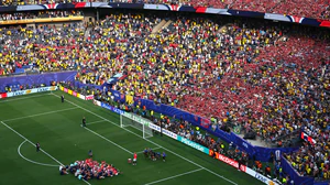World Cup trên sân nhà: Bóng đá, kinh doanh và chuyện bán cho ai?