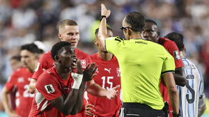 World Cup trên sân nhà: VAR và con người