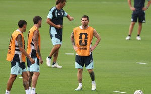 Messi phản ứng khi được 500 phóng viên theo dõi ở buổi tập của ĐT Argentina trước bán kết World Cup 