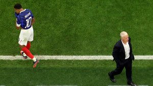 Đoản khúc World Cup: Đứng dậy và hát giữa tàn tro