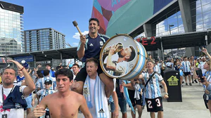 Kí sự World Cup: Và một phút dài hơn một thế kỷ