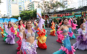 Rực rỡ sắc màu Carnival đường phố Festival Biển Khánh Hòa 2026